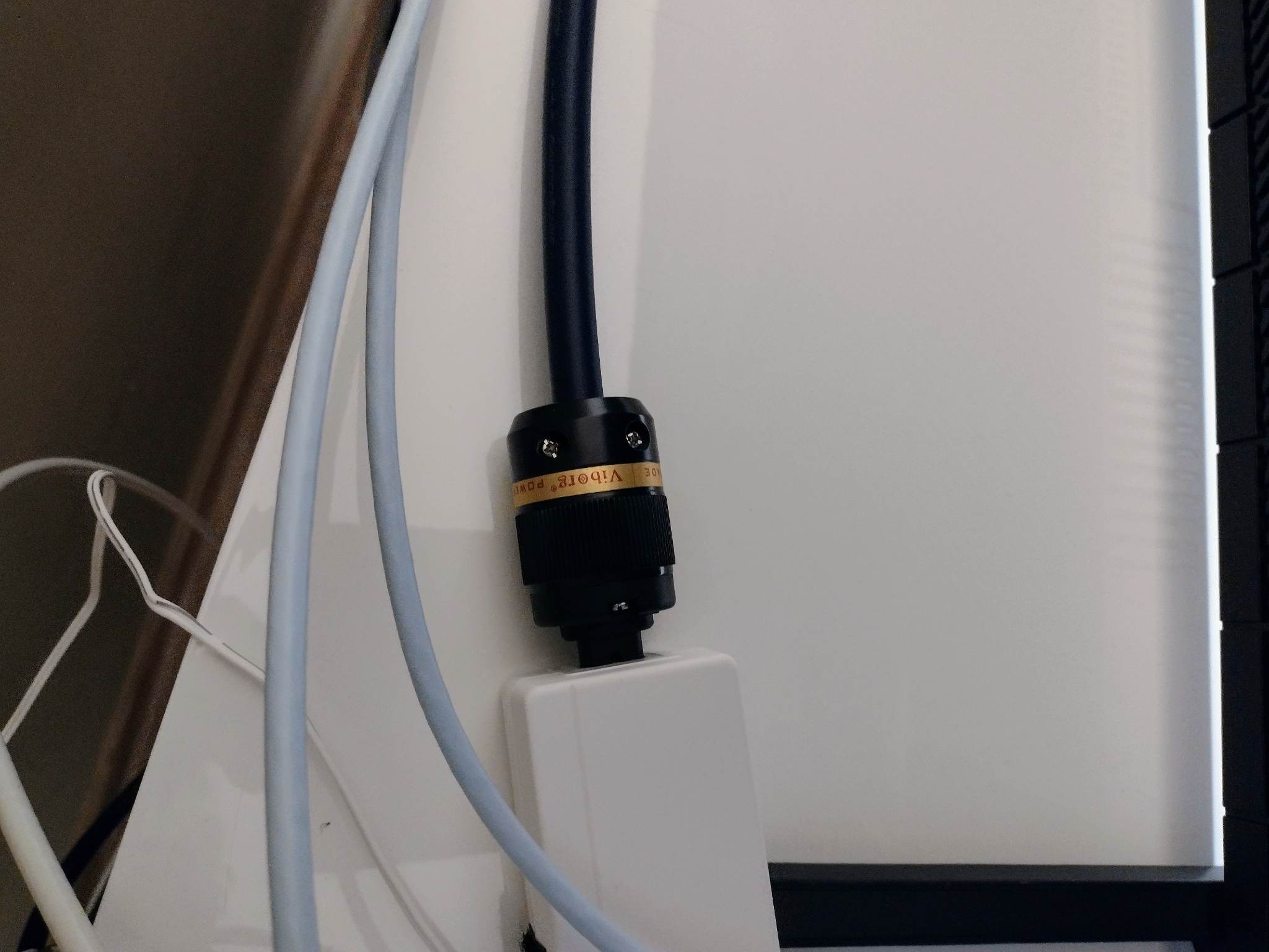 Kabel furutech FP-S022N z wtykiem Viborga podłączony do zasilacza od routera